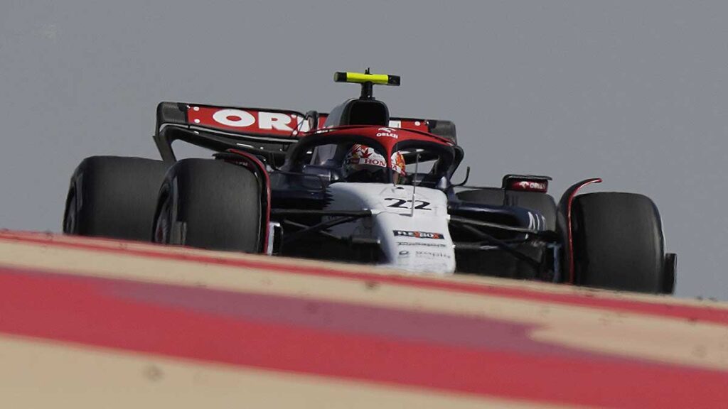 El piloto japonés Yuki Tsunoda del equipo AlphaTauri durante una práctica de la Fórmula 1. AP