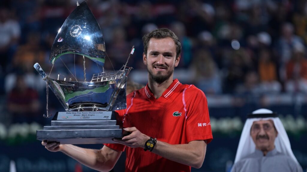 Medvedev gana título en Dubai, llega a 14 victorias en fila