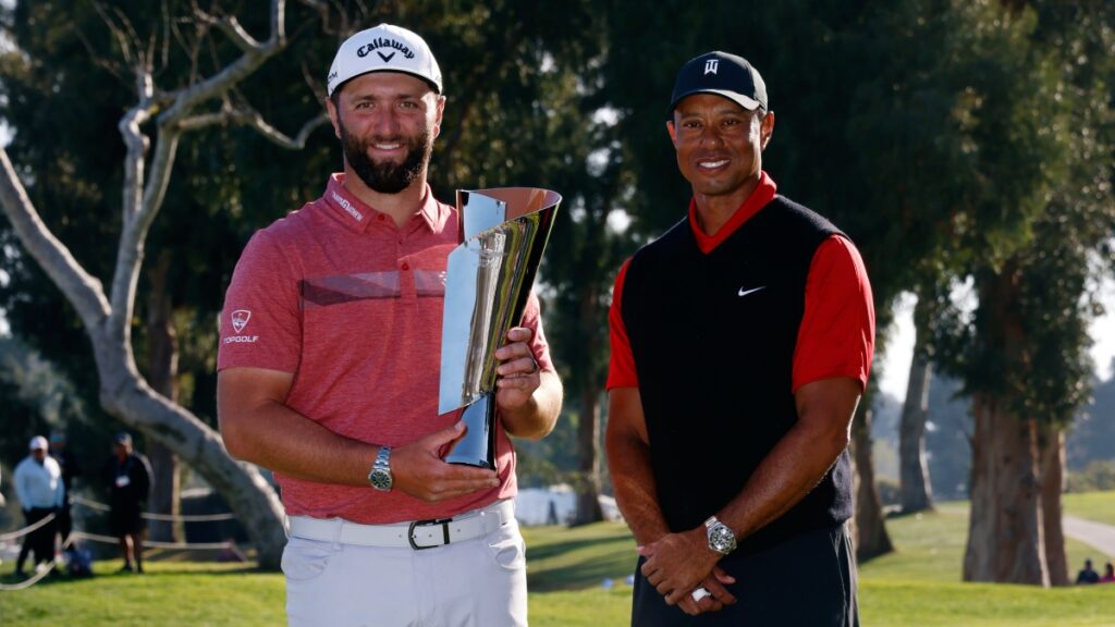 Jon Rahm, con el trofeo al lado de Tiger Woods después de ganar el torneo de golf Genesis Invitational en el Riviera Country | AP