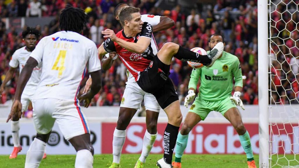 Atlas fue sombra y luz en su eliminatoria