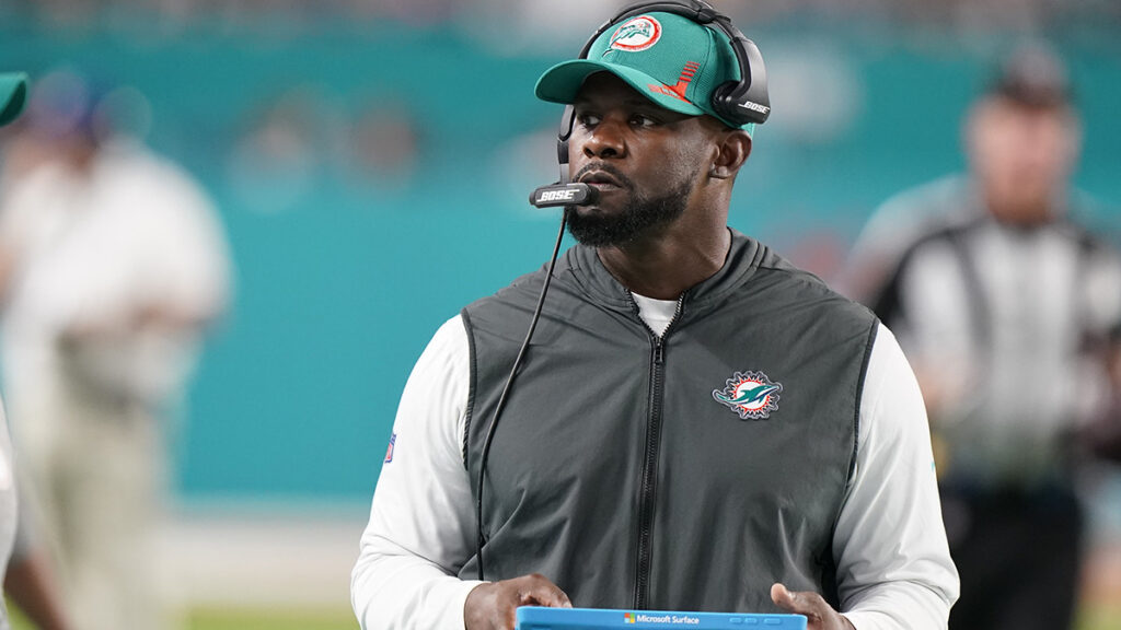 Brian Flores, entrenador de los Dolphins de Miami. AP