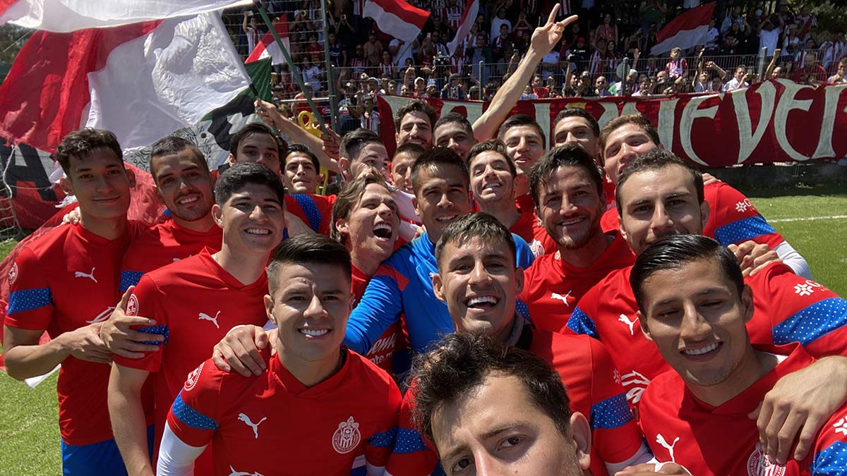 Jugadores y afición convivieron en Verde Valle previo al Clásico Nacional. @Chivas