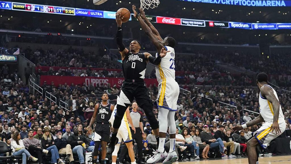 Russell Westbrook lanza a canasta ante Draymond Green. AP