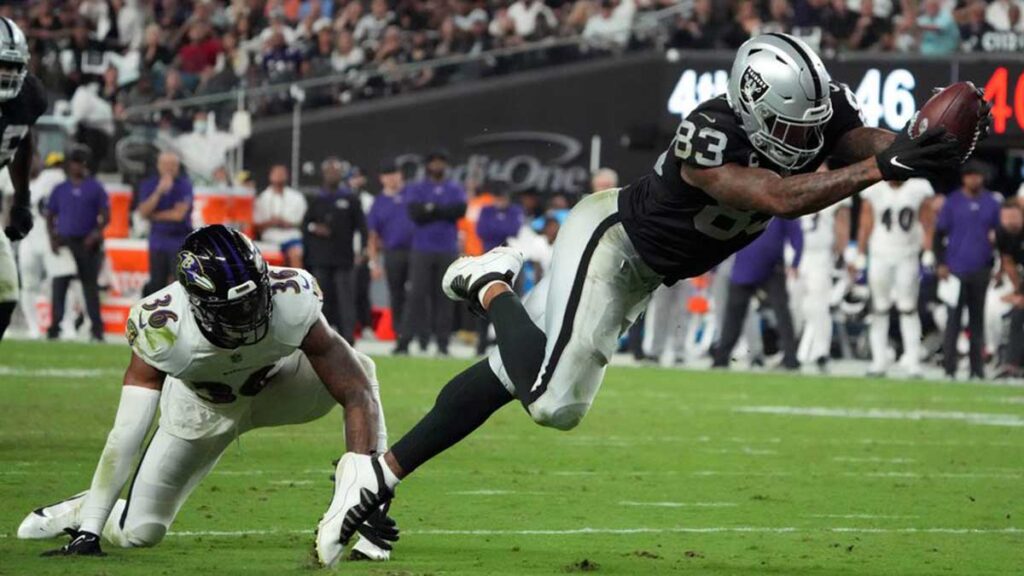 Darren Waller anota touchdown ante los Ravens. Reuters