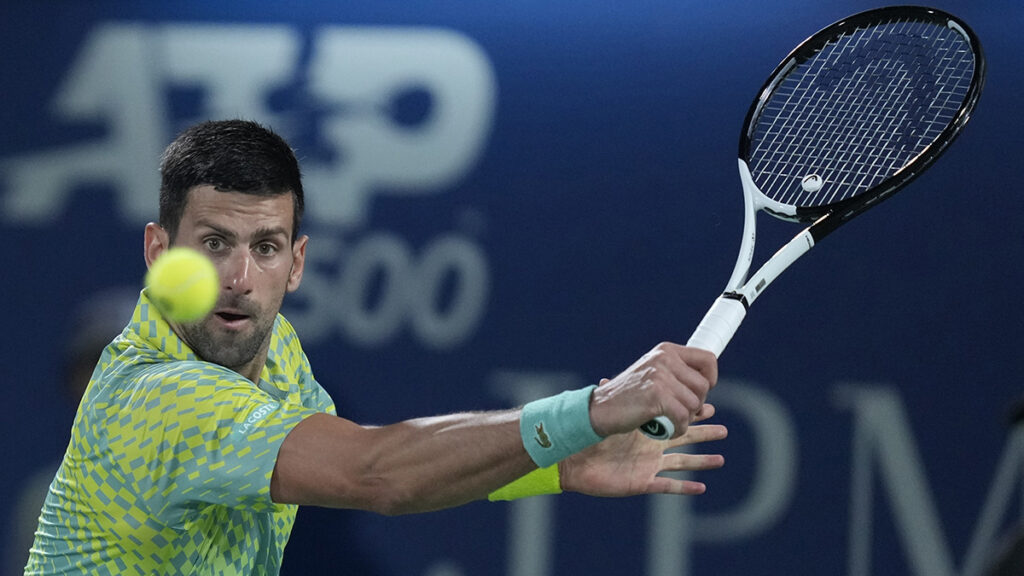 Novak Djokovic devuelve ante Hubert Hurkacz durante los cuartos de final. AP