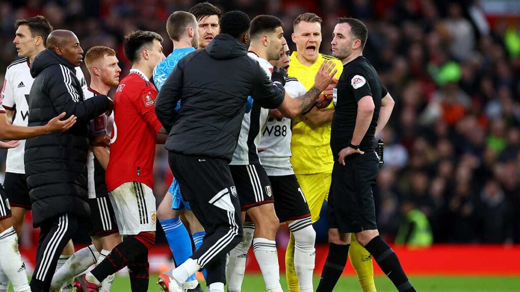 Aleksandar Mitrovic y los jugadores del Fulham reclaman al árbitro Chris Kavanagh. Reuters