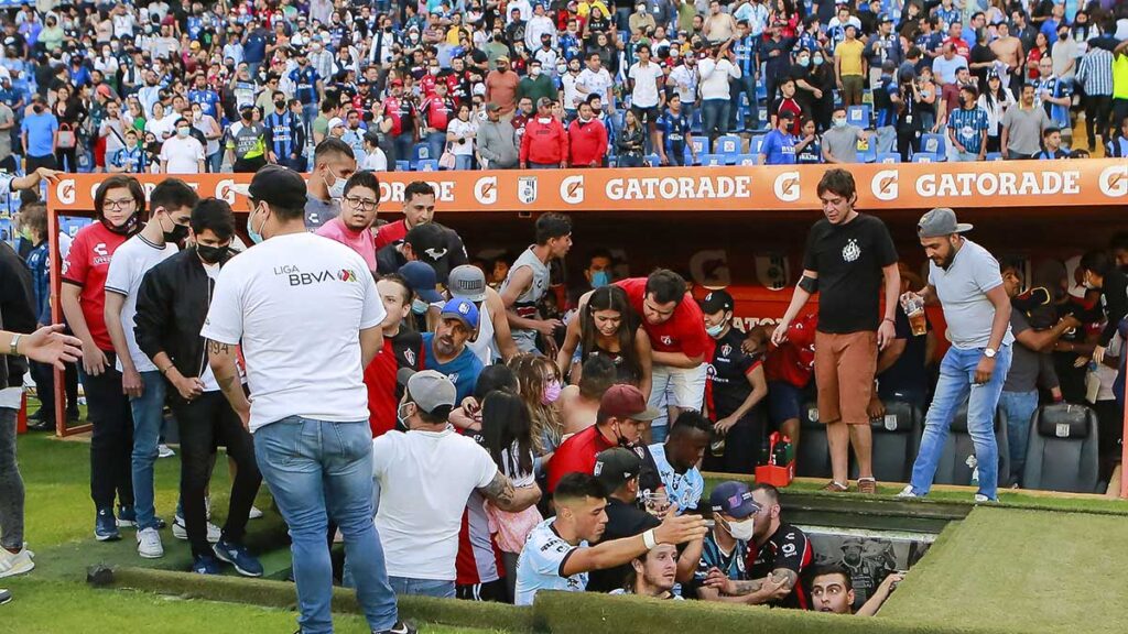 Los incidentes llegaron a tal grado que fue necesario la suspensión del encuentro. Imago 7