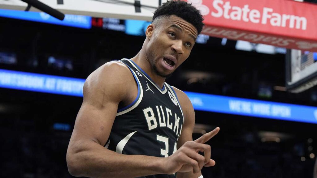 Giannis Antetokounmpo reacciona tras una falta. AP