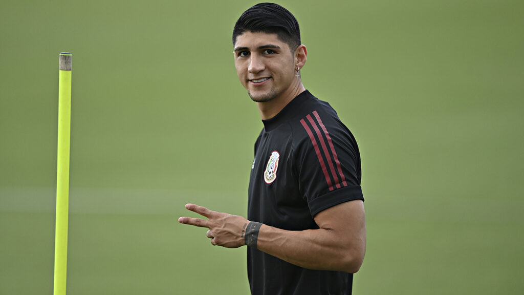 Alan Pulido durante un entrenamiento de la selección mexicana