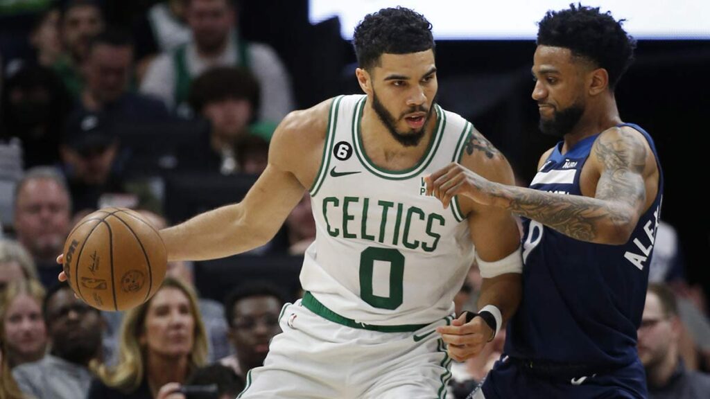 Jayson Tatum trabaja ante la presión de Nickel Alexander-Walker. AP