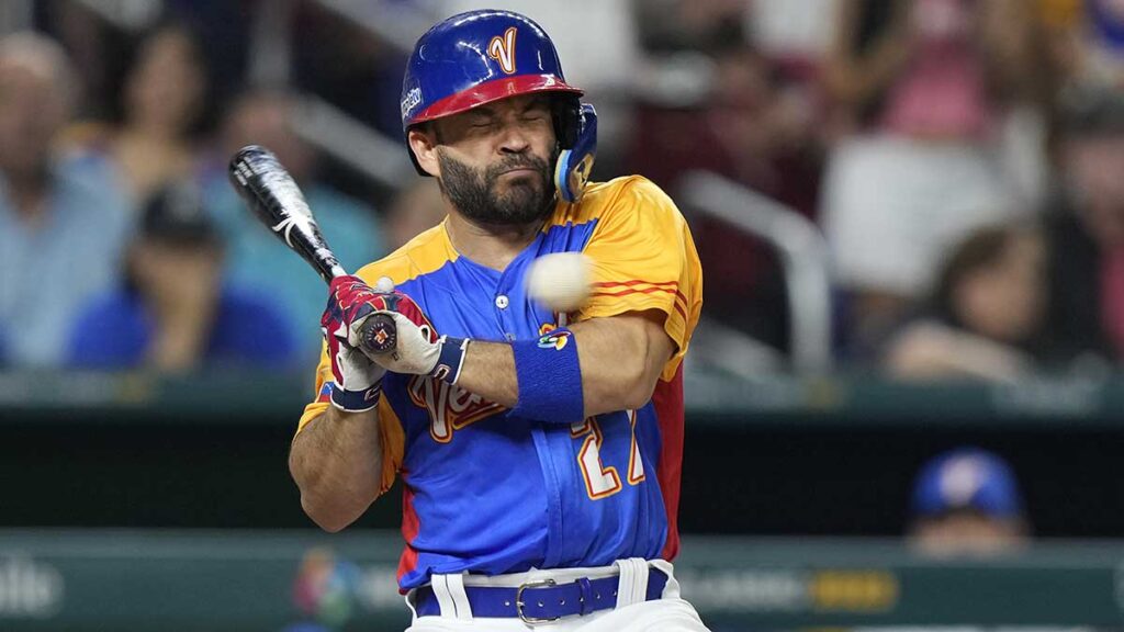 José Altuve es golpeado por un lanzamiento en el duelo ante Estados Unidos. AP