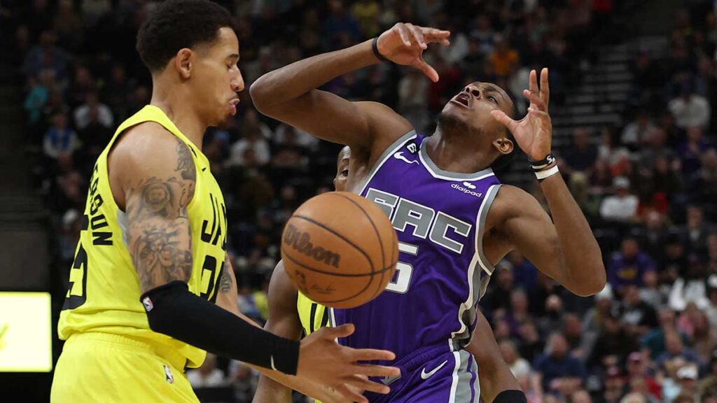 Juan Toscano-Anderson en la marca ante De'Aaron Fox. Reuters