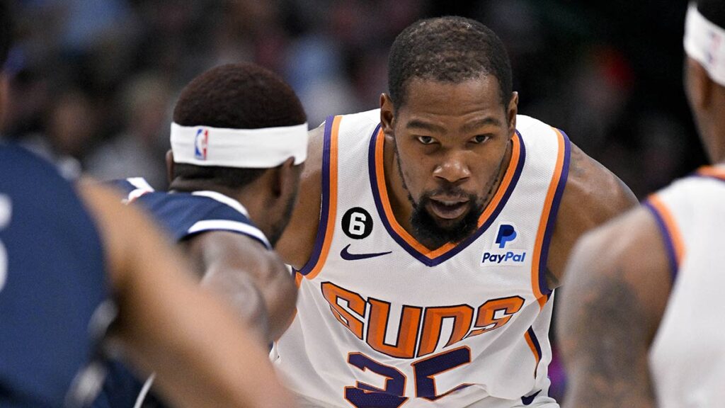 Kevin Durant no pudo ver acción en casa ante el Thunder. Reuters