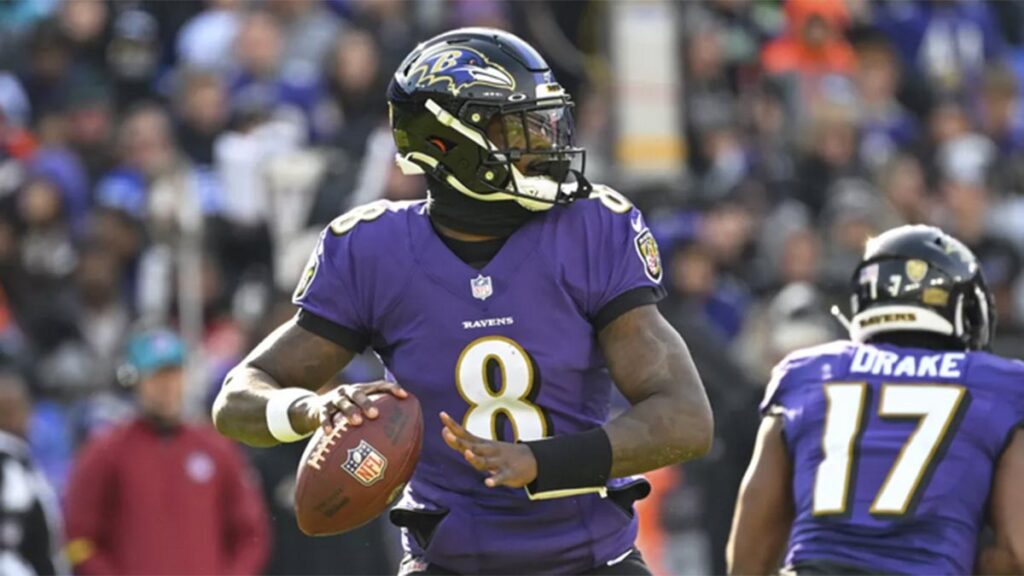 Lamar Jackson busca un acuerdo contractual garantizado para seguir en la NFl. AP