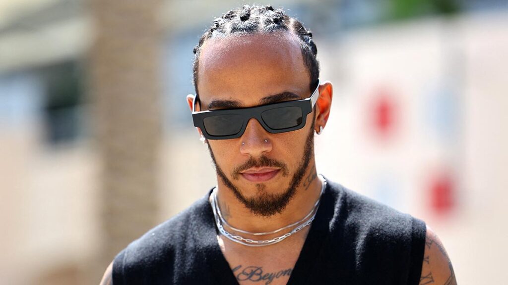 Lewis Hamilton podrá correr con sus aretes en el GP Bahrein F1 2023