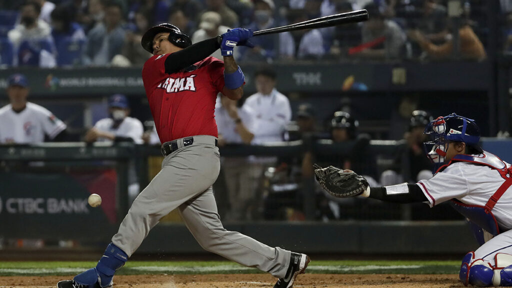 El bateador panameño Rubén Tejada pega un hit contra Taiwán. AP