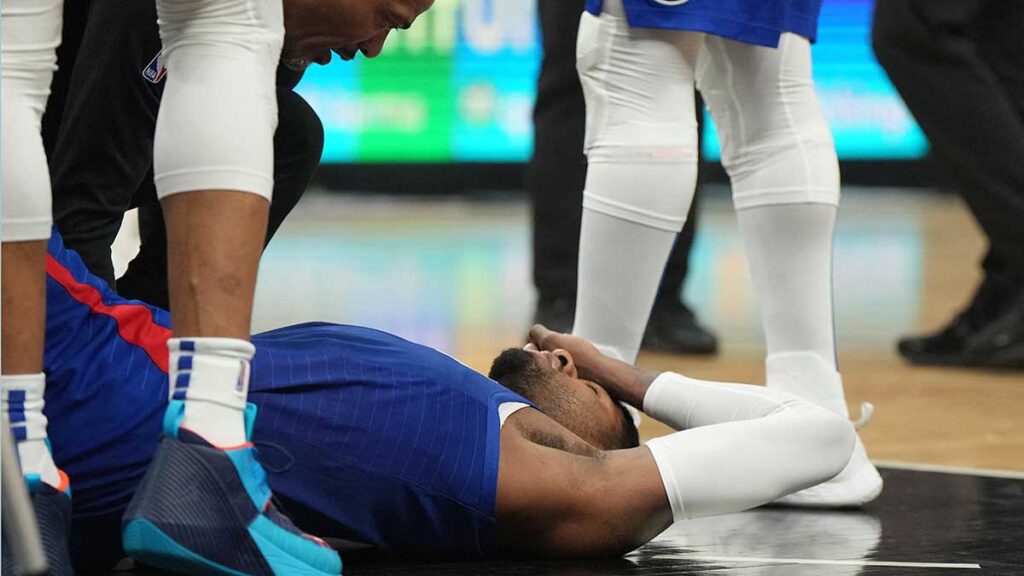 Paul George se marchó al vestuario aparentemente sin poder apoyar peso sobre su pierna derecha. Reuters