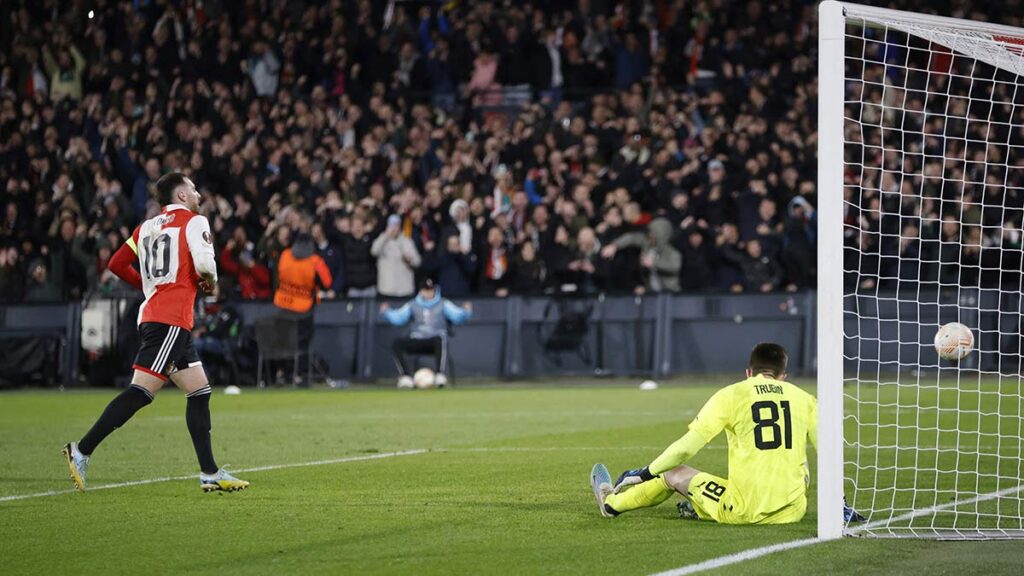 Orkun Kökcü cobra de buena forma el penalti. Reuters