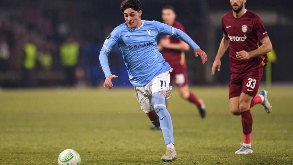 UEFA imparte multas a clubes.