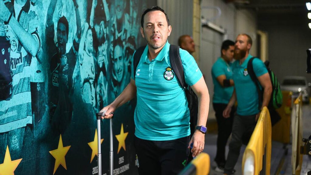 Un técnico cesado más. Eduardo Fentanes no es más el estratega de Santos Laguna luego de su derrota ante Querétaro.