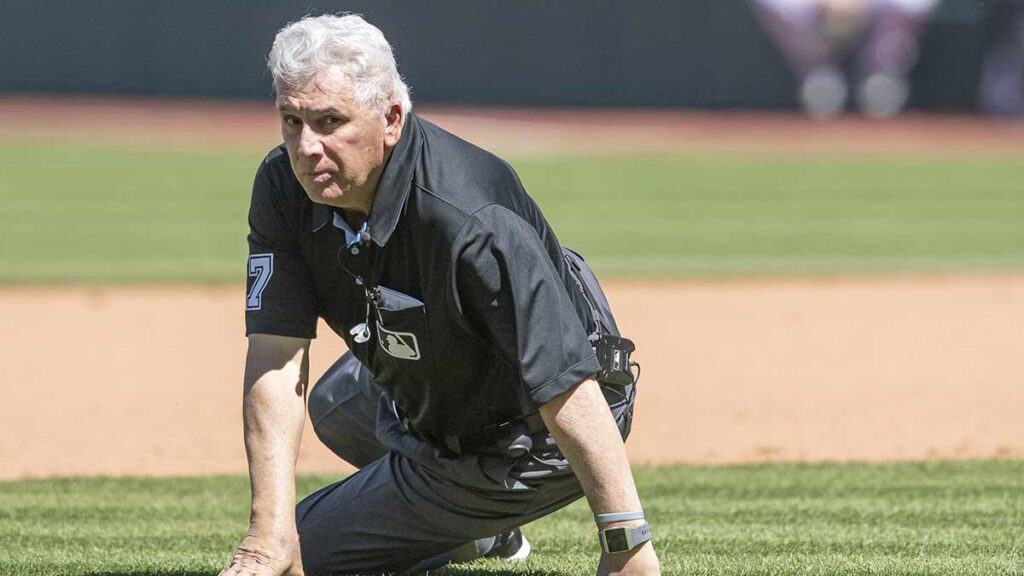El umpire Larry Vanover fue derribado tras recibir un pelotazo en la cabeza durante la quinta. Reuters
