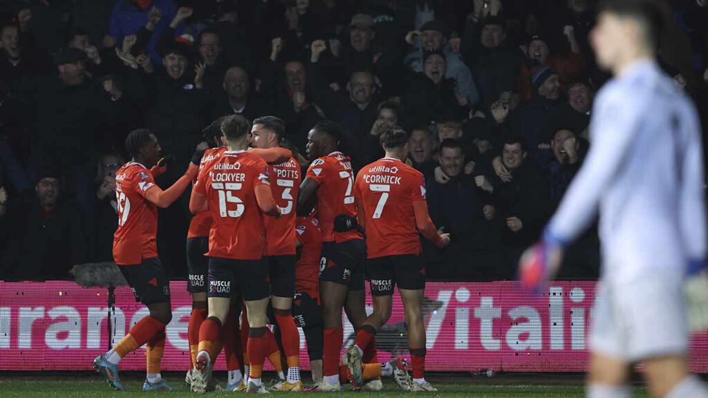 El Luton Town vive un sueño que podría ser utópico en Inglaterra. AP
