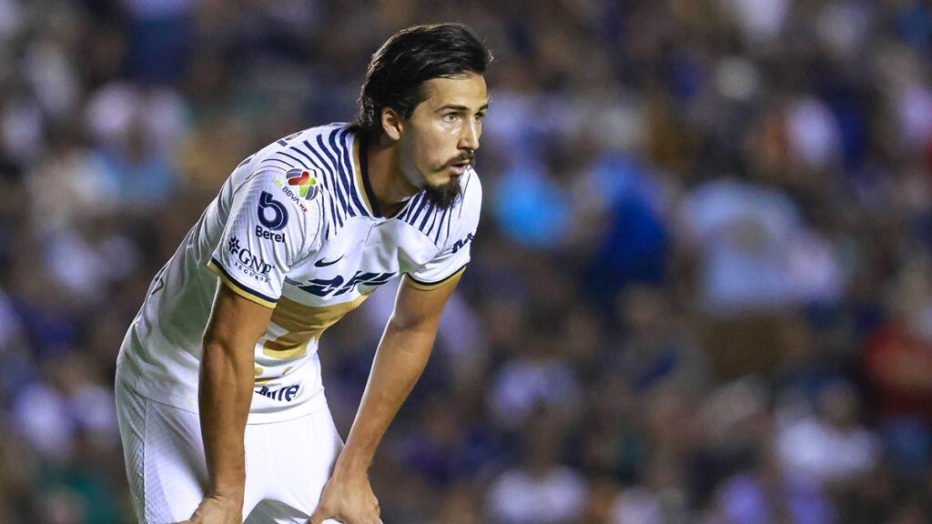 Pablo Bennevendo durante el duelo ante Gallos Blancos. Imago 7
