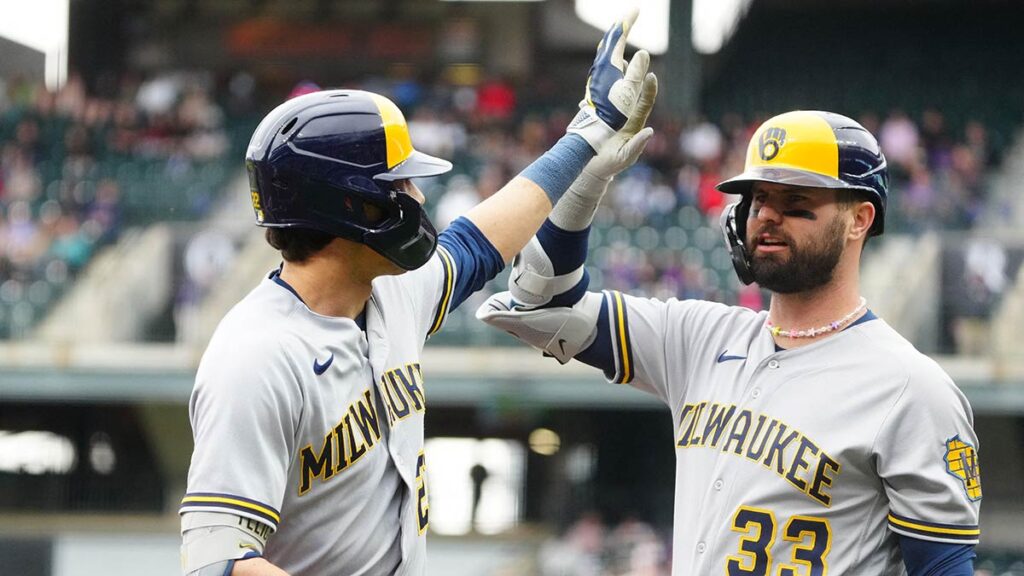 Rowdy Tellez gana con los Brewers ante Alejandro Kirk y los Blue Jays