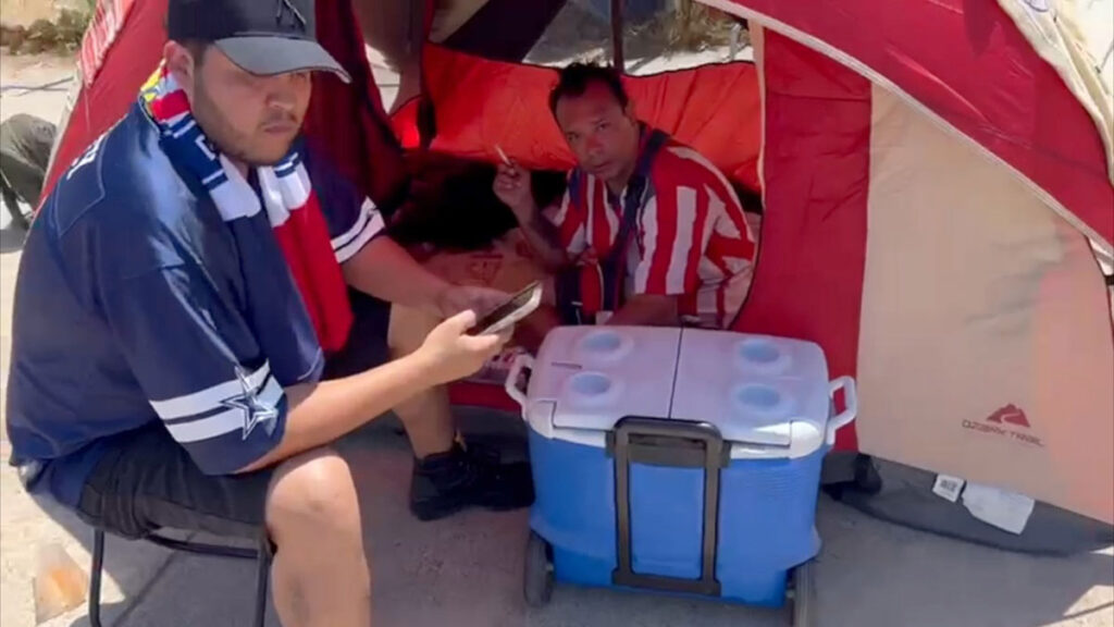 Aficionados de Chivas ya comenzaron a hacer fila para un boleto en la final