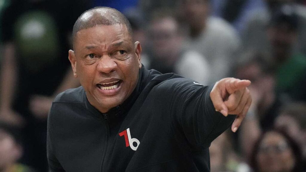Doc Rivers durante el quinto juego de la serie contra los Celtics. AP