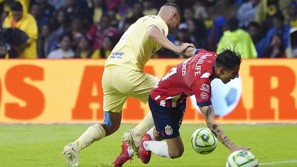 Carlos Cisneros sufre lesión en la rodilla y tiene que salir del Clásico