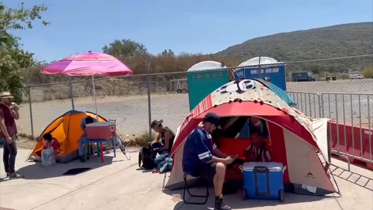 Chivahermanos acampan en el Estadio Akron por un boleto para la final