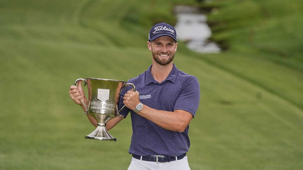Wyndham Clark posa con el trofeo tras conquistar en Campeonato Wells Fargo. AP