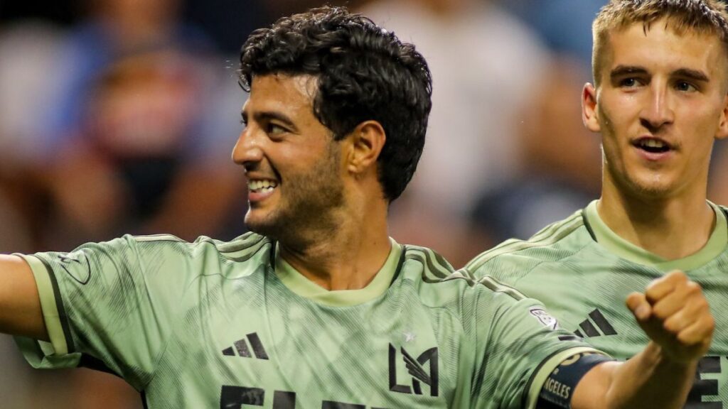 Carlos Vela anota agónico gol para vencer al Sporting KC pese al tanto de Alan Pulido