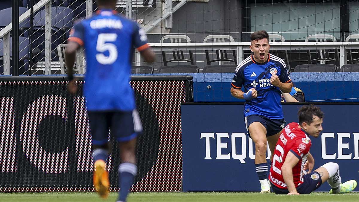 Brandon Vázquez marcó el tercer gol ante las Chivas en fuera de lugar. Reuters