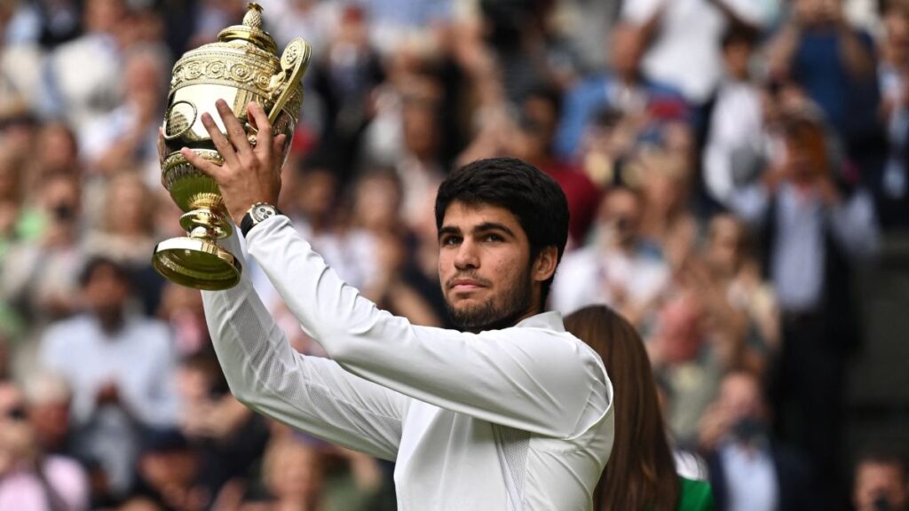 Carlos Alcaraz se rinde a Djokovic tras vencerle en Wimbledon: "Es un sueño jugar contra uno de los mejores deportistas de la historia"