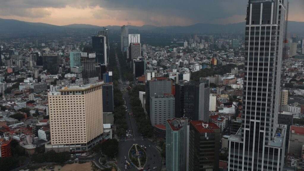 Ciclón tropical Beatriz afecta a Colima, Jalisco, Nayarit y Michoacán con intensas lluvias, vientos fuertes y posibles deslaves e inundaciones.