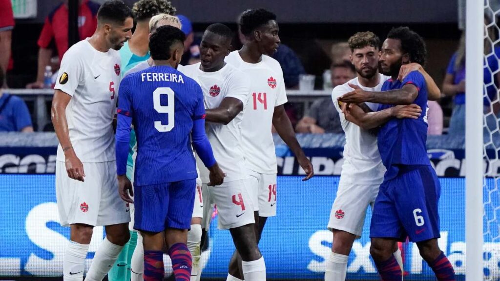 Jugadores de Estados Unidos y Canadá llegan a los golpes durante su duelo de cuartos de final en la Copa Oro