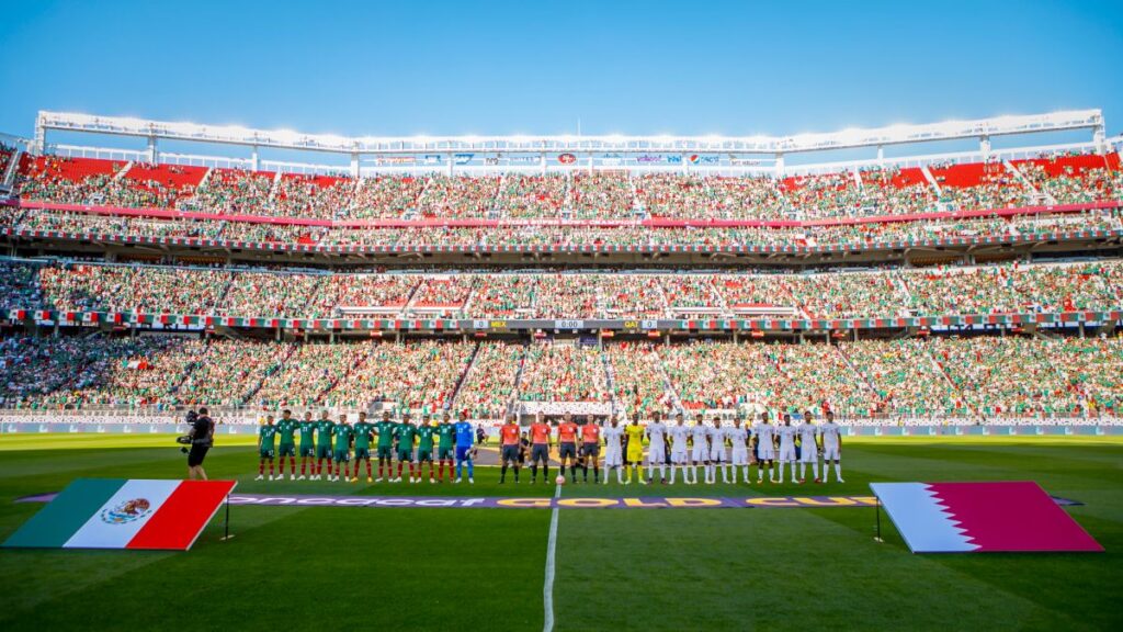 La preocupante conducta de la afición mexicana: Violencia, discriminación y disturbios