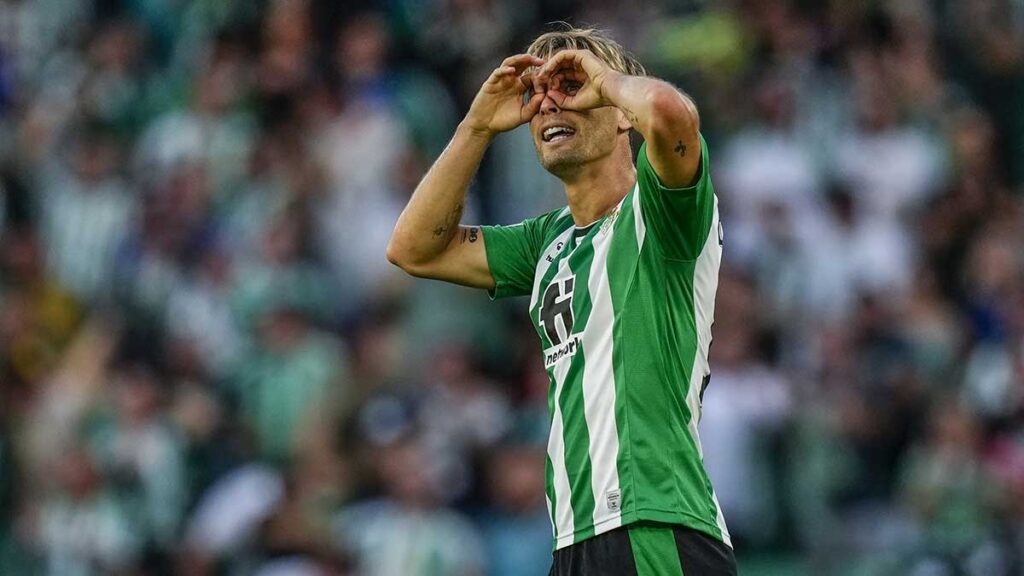 Los Rayados solo esperan la firma de Sergio Canales. AP