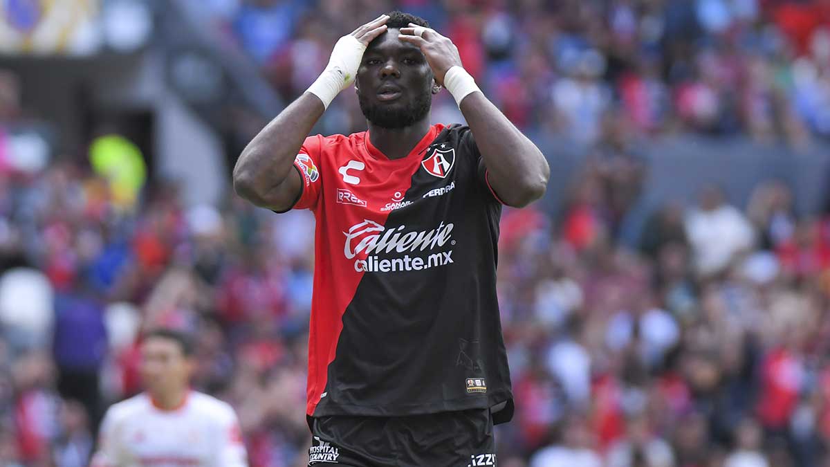 La policía de Guadalajara acudió al apoyo de esta unidad en el Estadio Jalisco. Imago 7