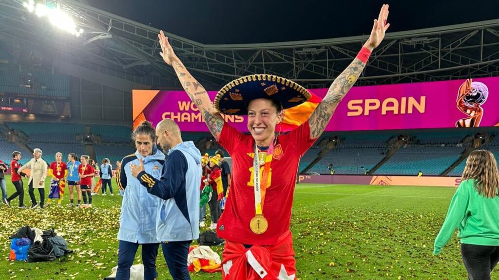 ¡Con sombrero de charro! Jennifer Hermoso lleva a México a la celebración del Mundial Femenil