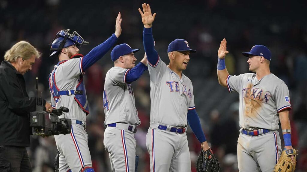 Los Rangers se acercan al título. AP