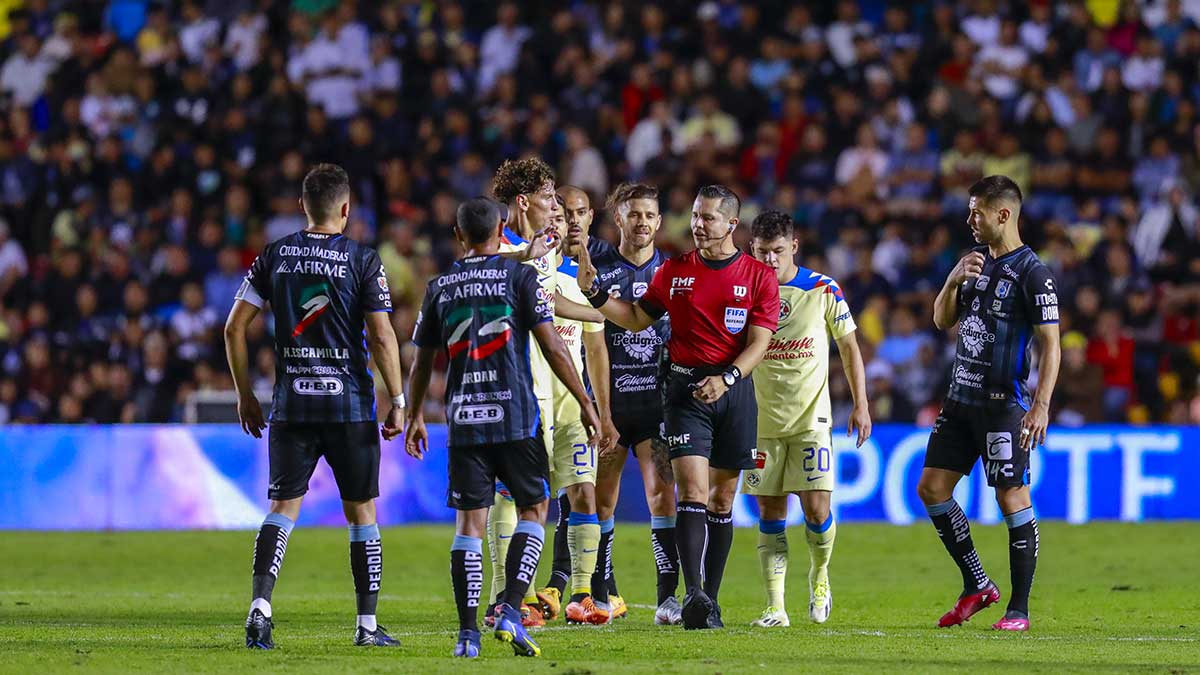 Tras ocho jornadas disputadas, el arbitraje ha sido cuestionado. Imago 7