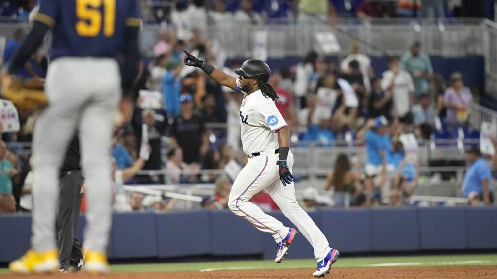 Los Marlins se aferran a un lugar en los playoffs. AP