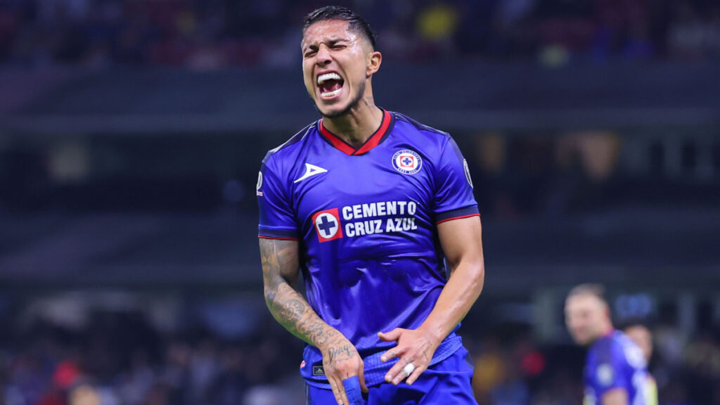 Carlos Salcedo lamenta el momento que vive Cruz Azul en el torneo