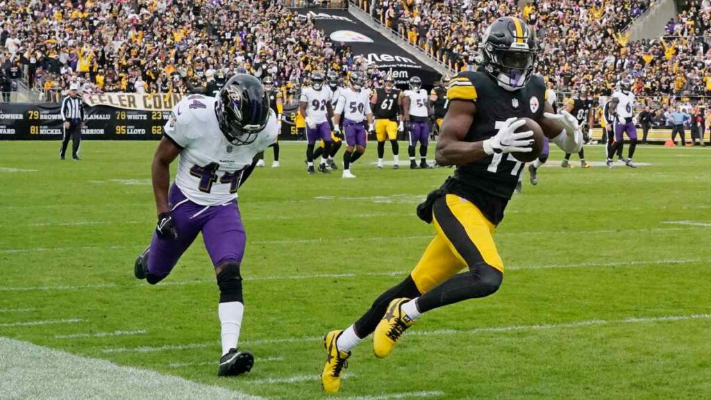 Pickett conecta tarde con Pickens, pero los Steelers sorprenden 17-10 a ...