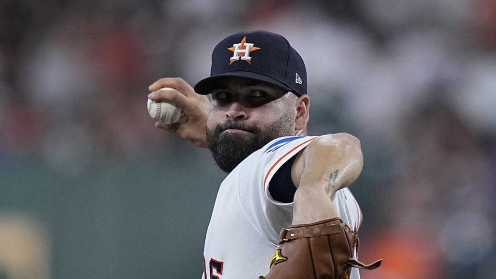 José Urquidy firma con los Detroit Tigers | AP