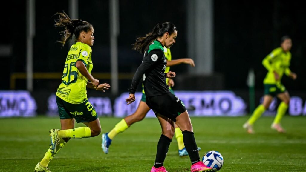 Yoreli Rincón jugando contra Palmeiras.