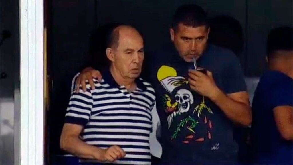 Bochini junto a Riquelme durante un partido en La Bombonera.
